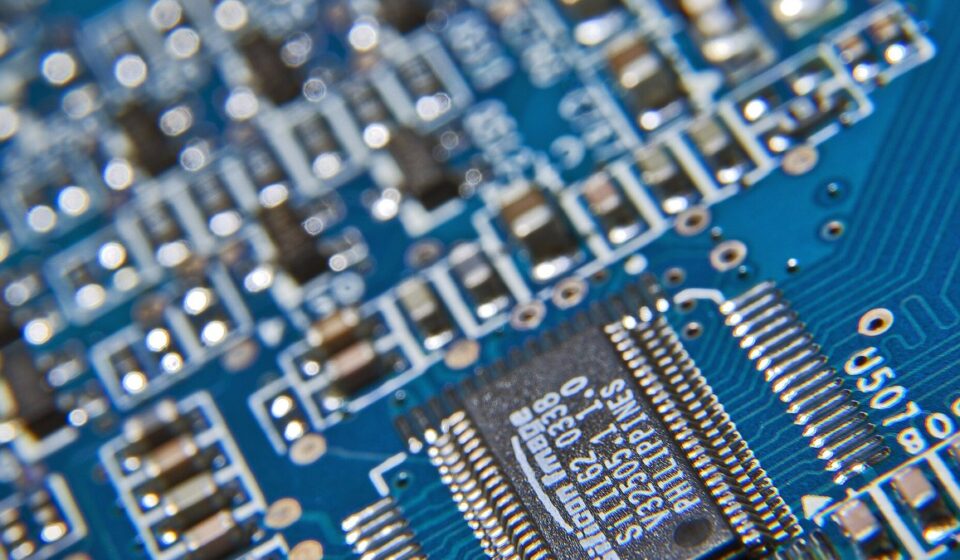 Smart Hardware photo for How Metal, Walls, and Antenna Placement Change Device Coverage