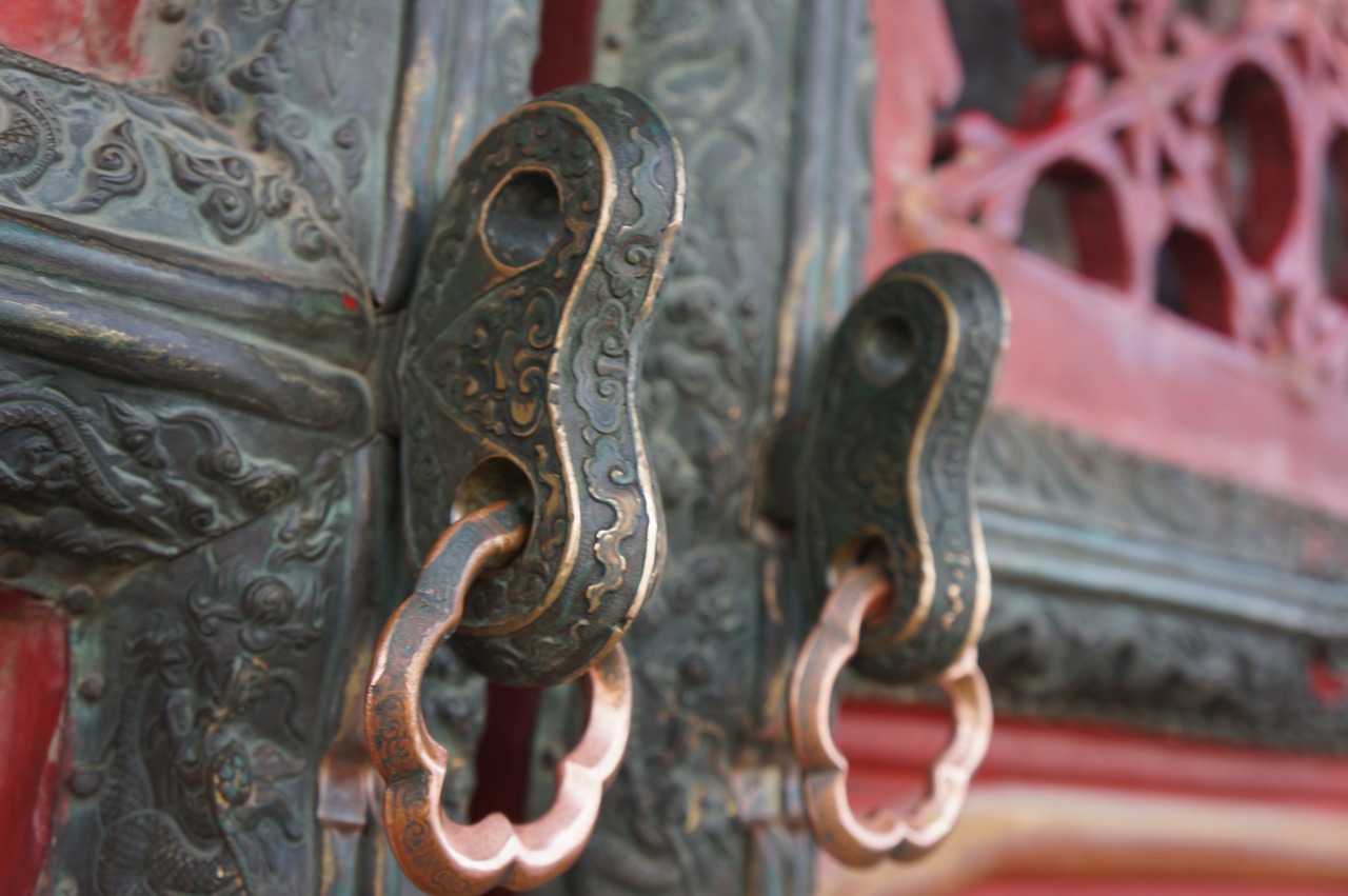 door, national palace museum, door handle, metal door handle, entrance, entranceway, doorway, entry, patina, closeup