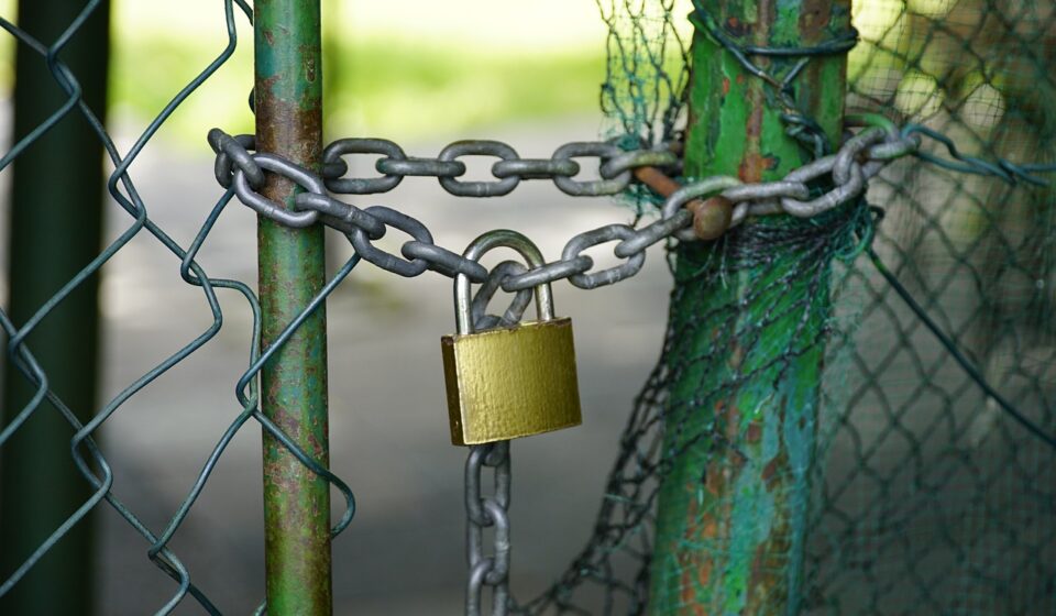 fence, chain, barrier, lock, u-lock, metal, old, mesh, closed, protection, barrier, barrier, barrier, lock, lock, lock, lock, lock