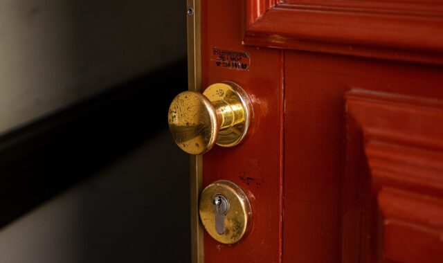 door knob, door, handle, entrance, house, stud, castle, open, opens, door handle, locksmith, front door, burglary, door knob, locksmith, locksmith, locksmith, locksmith, locksmith, burglary