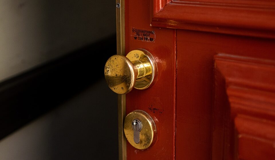 door knob, door, handle, entrance, house, stud, castle, open, opens, door handle, locksmith, front door, burglary, door knob, locksmith, locksmith, locksmith, locksmith, locksmith, burglary