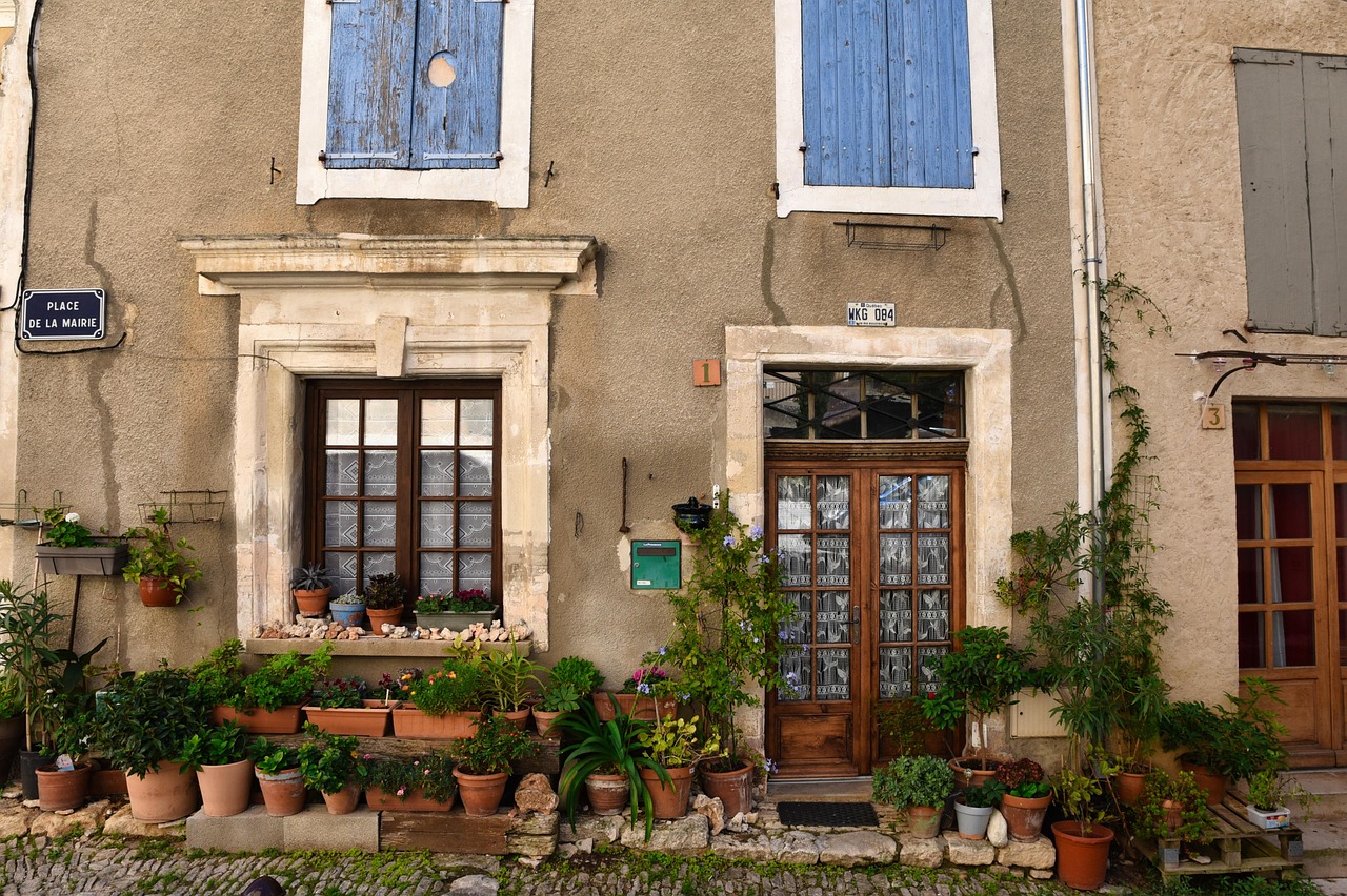 door, lock, pierre, entry, arched facade, window, facade, alley, wall, vaulted, latch, sculpture