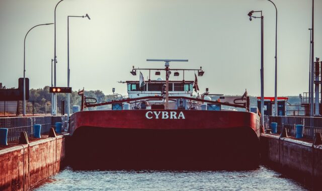 lock system, lock, the passage of the gateway, cargo ship, invest, moored, rhine, rhine shipping, lock basin, lock chambers, inland waterway, waters, ship