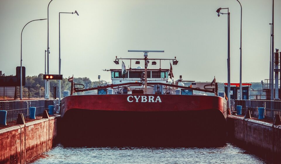lock system, lock, the passage of the gateway, cargo ship, invest, moored, rhine, rhine shipping, lock basin, lock chambers, inland waterway, waters, ship