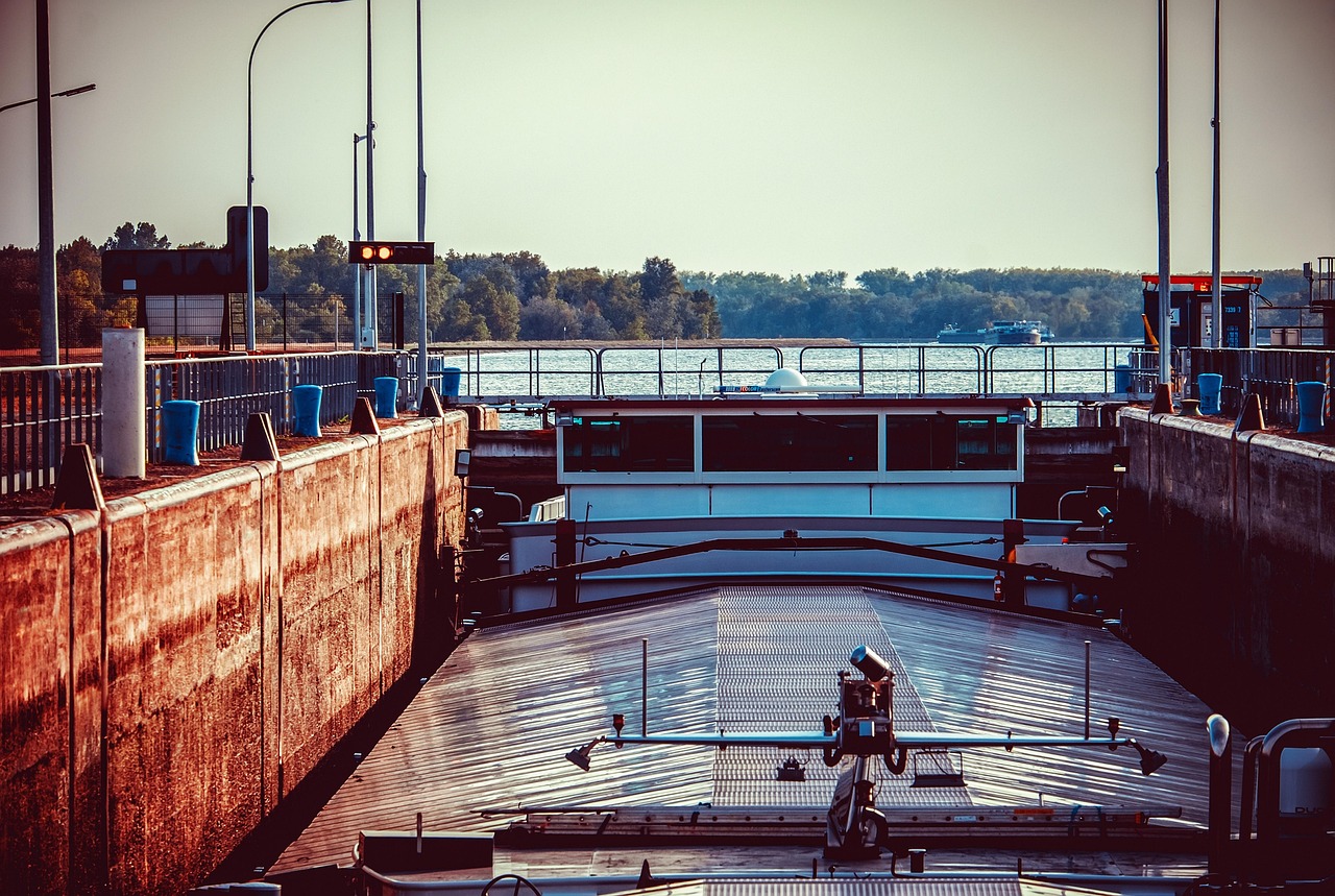 lock system, lock, the passage of the gateway, cargo ship, invest, moored, rhine, rhine shipping, lock basin, lock chambers, mooring, waters, transport system