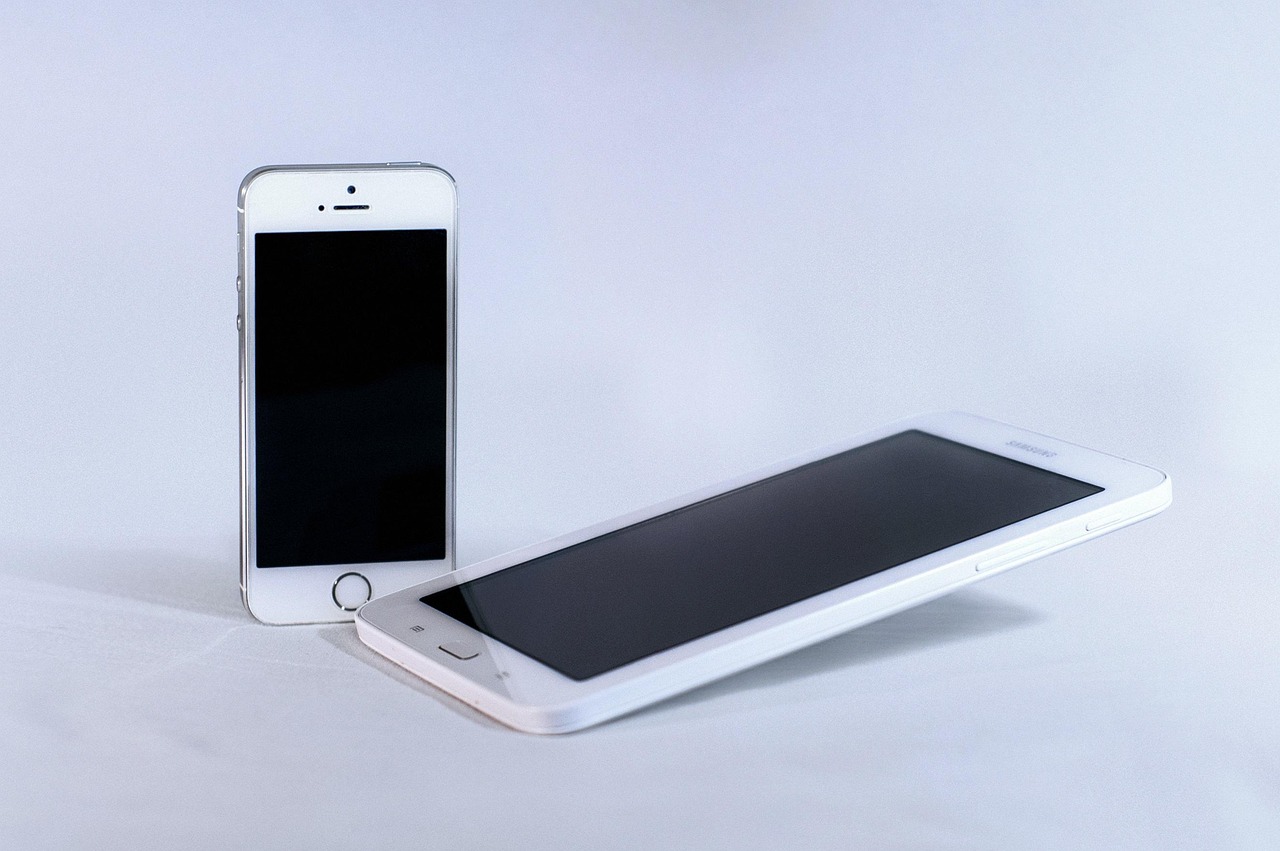 apple, samsung, phone, iphone, mobile, portable, technology, telephone, digital, wireless, cell, cellphone, communication, internet, accessibility, product, blue phone, blue apple, blue mobile, blue community, blue internet, blue communication, blue smartphone, blue telephone, blue iphone, samsung, samsung, samsung, samsung, samsung, mobile, cellphone, product