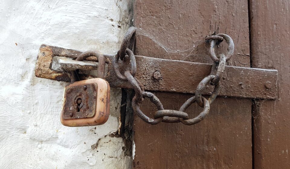 castle, chain lock, u-lock, door, gate, wood barn, metal, iron, completed, chain, locking, old, rust, weathered, secured, metal chain, iron chain, still life, housewall, wooden gate, gate, gate, chain, chain, chain, chain, chain, locking, locking, locking, still life