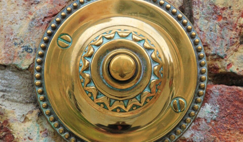 door bell, doorbell, bell, clamp, bell button, pusher, door knob, door opener, stud, antique, old, metal, bronze, brass dingdong, round, screws, brass screws, housewall, clinker, clinker stone, polished, shine, glittering, decorative, decorating, door bell, door bell, doorbell, doorbell, doorbell, doorbell, doorbell